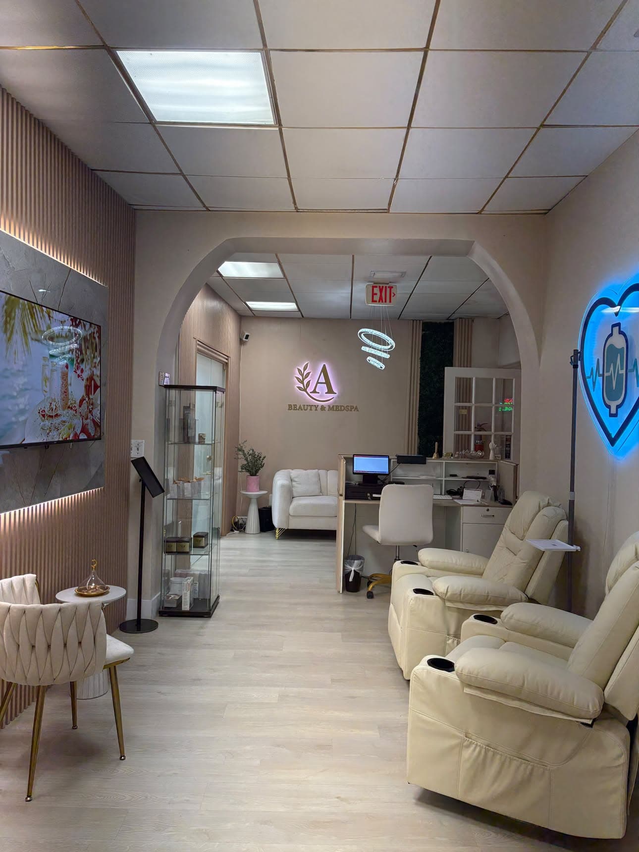Salon Chair Rental on Collins Ave, Miami Beach – $600/Month